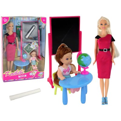 Lean Toys učitelka s blond vlasy a malou panenkou
