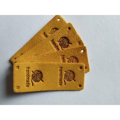 Koženkový štítek půlený Hand made klubko 5x2cm hořčicový – Sleviste.cz