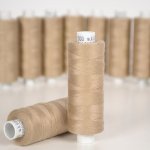 Takoy Polyesterová nit Arena 500 m barva světle hnědá – Zboží Dáma