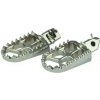 SCAR závodní stupačky řidiče hliníkové KTM SX/EXC 23-, HUSQVARNA 23-, GASGAS 24-, SHERCO 08-25, BETA RR 05-19, HUSABERG 08-14 barva titanová (stříbrná)