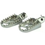 SCAR závodní stupačky řidiče hliníkové KTM SX/EXC 23-, HUSQVARNA 23-, GASGAS 24-, SHERCO 08-25, BETA RR 05-19, HUSABERG 08-14 barva titanová (stříbrná)