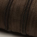 Zip spirálový barva Hnědá 5 mm metráž – Sleviste.cz
