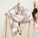hedvábný šátek taupe květy v dárkovém balení – Zboží Dáma