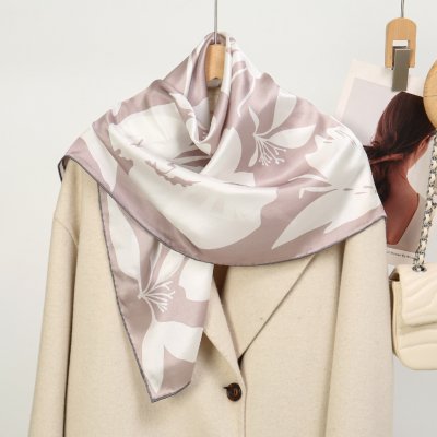 hedvábný šátek taupe květy v dárkovém balení – Zboží Dáma