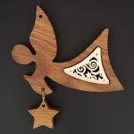AMADEA Dřevěná ozdoba z masivu s vkladem anděl s ornamentem a hvězdou 11 cm – Hledejceny.cz