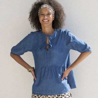 Džínová halenka se stuhami ve výstřihu a nabíranými rukávy k loktům modrá – Sleviste.cz