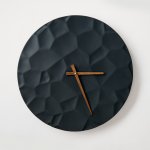 ODLITO Betonové nástěnné hodiny Měsíční kráter 50 cm grafit / hnědé ručičky – Zboží Dáma