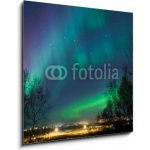 Skleněný obraz 1D - 50 x 50 cm - Northern Lights over City Severní světla nad městem – Sleviste.cz