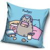 Dekorační povlak na polštáře Carbotex Kočička Pusheen motiv Piknik v posteli 40 x 40 cm