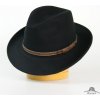 Klobouk Vlněný klobouk zdobený koženým páskem černá