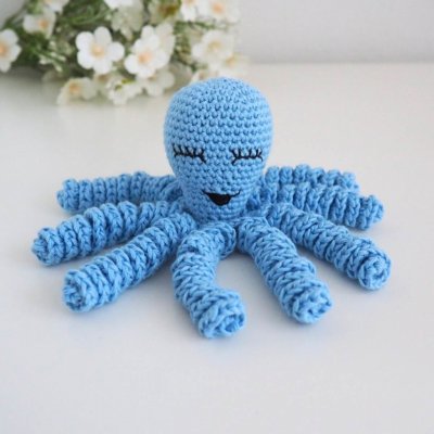Handmade háčkovaná chobotnička pro miminko modrá