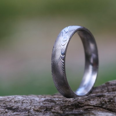 Prima dřevo Kovaný snubní prsten z nerez oceli damasteel V4828