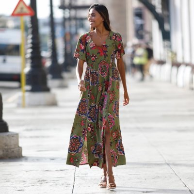 Dlouhé šaty s potiskem a motýlími rukávy khaki/korálová – Sleviste.cz