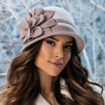 Krumlovanka dámský zimní vlněný klobouk s květem W-0023/540 bílo-růžový – Sleviste.cz