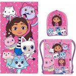 CurePink Ručník osuška s kšiltovkou a pytlíkem Gabby's Dollhouse Gábinin kouzelný domek Gábi s kočkami 70 x 140 cm [2200010481] – Zboží Mobilmania