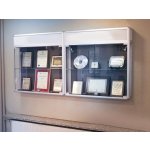 Expoint závěsná prosklená vitrína s informačním pruhem 80 x 80 x 25 cm + 1 police – Hledejceny.cz