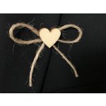 Svatba-eshop Svatební vývazek z juty s dřevěným srdíčkem - rustikální svatební vývazky, voničky na klopy svatebčanů – Zboží Dáma