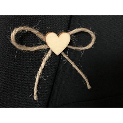 Svatba-eshop Svatební vývazek z juty s dřevěným srdíčkem - rustikální svatební vývazky, voničky na klopy svatebčanů – Zboží Dáma