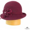 Klobouk Dámský klobouk zdobený vlněnou aplikací vínová