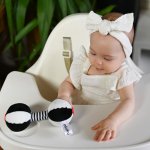 Akuku senzorická kontrastní hračka s chrastítkem Činka Multicolor – Zboží Dáma