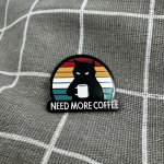 Pinarna Černá naštvaná kočka Need more coffee Potřebuji více kávy – Sleviste.cz