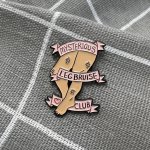 Pinarna Mysterious leg bruise club Klub záhadných modřin na noze – Zboží Dáma