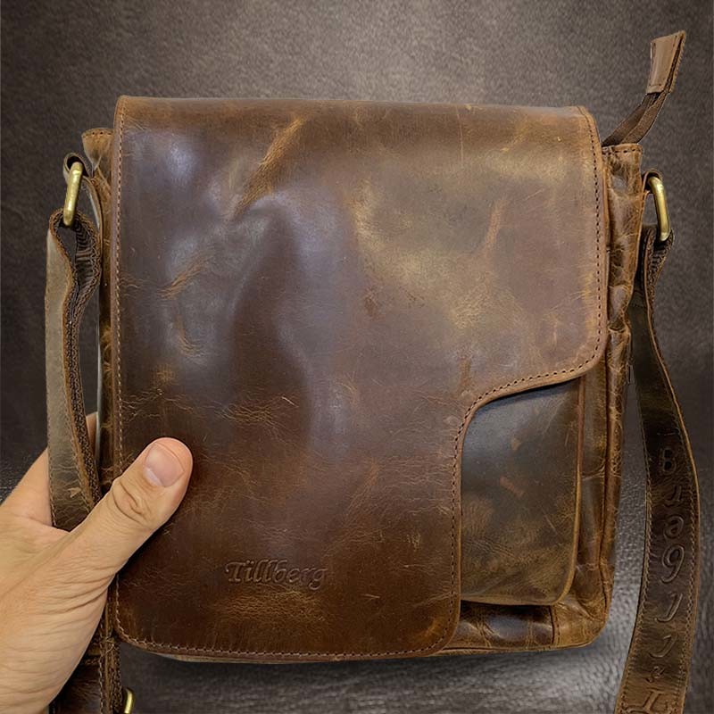 Pánská prémiová hnědá TILLBERG Leather kožená crossbody messenger taška přes rameno M Úžasná patina kůže dokonalý nevšední odstín hnědé