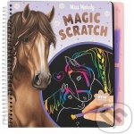 Kreativní škrabací sešit Miss Melody Magic Kouzelný sešit od Miss Melody obsahuje 20 černých stránek, na kterých se pomocí přiloženého škrabacího pera odhalují duhové obrázky koní. – Zboží Dáma