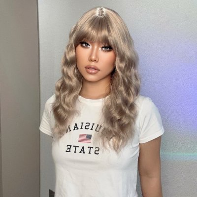 Taylor paruka s jemnými vlnami a rovnou ofinou elegantní perleťová blond – Hledejceny.cz