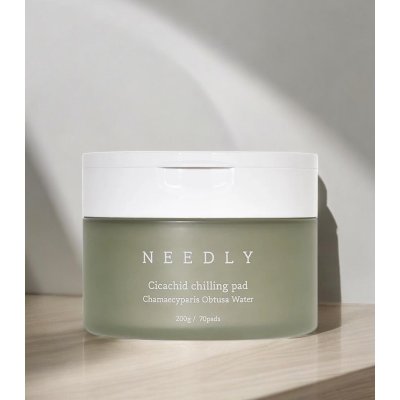 NEEDLY Cicachid Chilling Pad peelingové pleťové tamponky se zklidňujícím účinkem 70 ks – Zboží Dáma