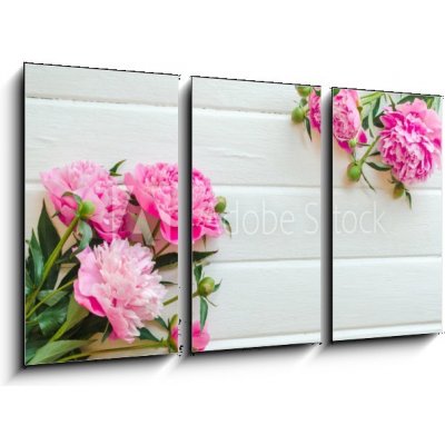 Obraz 3D třídílný - 90 x 50 cm - Pink peony flowers on white wooden table. womans day or wedding background. Top view. Květy růžové pivoňky na bílém dřevěném stole. Zens – Hledejceny.cz