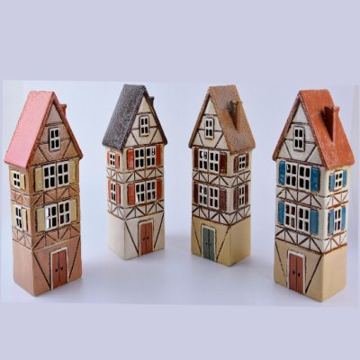 Ego Dekor Keramický domeček na čajovou svíčku IDUNN, svícen DOMEČEK NA NÁMĚSTÍ, barva: hnědo-růžová/bílá-černá/bílá-hnědá/bílá-červená, výška: 27cm|MyScandi - bílá s černou stříškou – Hledejceny.cz