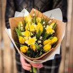 Jarní kytice ze žlutých tulipánů a narcisů k doručení v Brně – Zboží Dáma