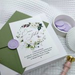 Svatební oznámení Věneček fialovobílý, rozměr 10,5 x 14,5 cm – Sleviste.cz