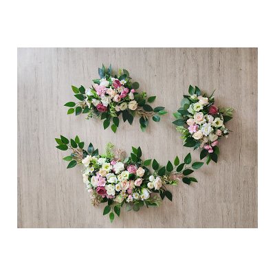 Růžovo-bílý květinový set na slavobránu a obřadní stolek