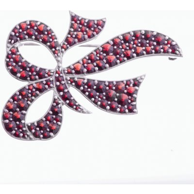 Zlatnictví Zlatíčko stříbrná brož mašle s granáty 970.00015 – Zboží Dáma