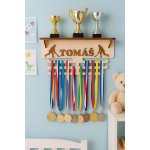 Slavnostní chvíle Police na zeď na poháry s držákem na medaile – HobbyKompas.cz