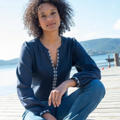 Jednobarevná halenka s výšivkou a rozparkem ve výstřihu nám. modrá – Zboží Mobilmania