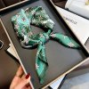 Šátek hedvábný šátek zelený s hvězdičkami v dárkovém balení