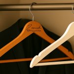 Dřevěné šatní ramínko s gravírováním pro ženicha Varianta: varianta 3 – Hledejceny.cz