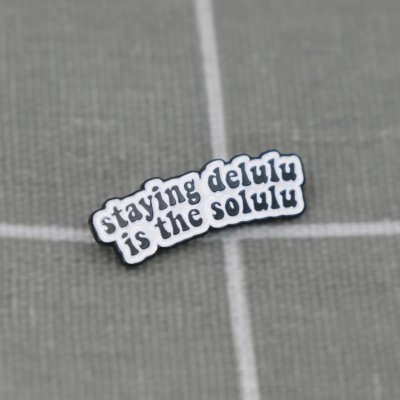 Pinarna Staying delulu is the solulu – Zboží Dáma