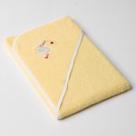Veba LOTA osuška s kapucí žlutá s výšivkou Čapí pošta bílá lemovka 75x75 cm – Zboží Dáma