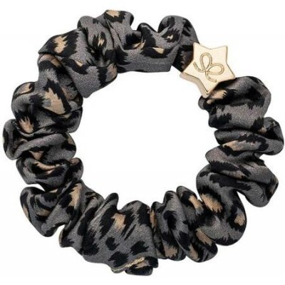 By Eloise London Silk Scrunchie Gold Star náramek / gumička do vlasů odtstín Grey Leopard – Sleviste.cz