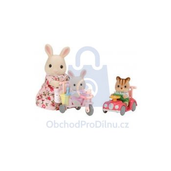 Sylvanian Families Mamka bílý králík s hrajícími si mláďaty EPOCH