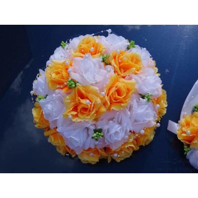 Kytice na auto - bílé a oranžové růže – Zbozi.Blesk.cz