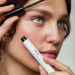 Und Gretel Přírodní objemová a prodlužující řasenka Wint Darkest Black 02 5 ml – Zboží Dáma