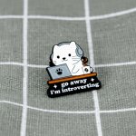 Pinarna Bílá kočka u počítače Go away I´m introverting Jdi pryč, mám svůj introvertní čas – Zboží Mobilmania