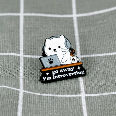 Pinarna Bílá kočka u počítače Go away I´m introverting Jdi pryč, mám svůj introvertní čas – Zboží Mobilmania