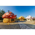 Netradiční rodinný pobyt s polopenzí v kouzelné Houbičkové vile Hotelového resortu JESENICE na 1 noc – Zboží Mobilmania