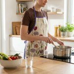 Dekoratex kuchyňská zástěra gobelínová RETRO TULIPÁNY fialová 67x77cm – Sleviste.cz